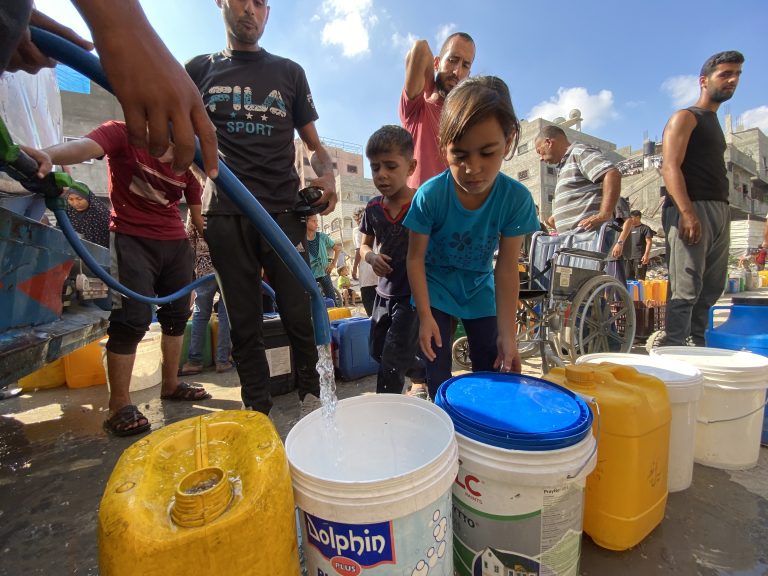 don d'eau pour une population en difficulté par Imar ONG