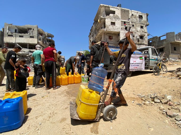 apport d'eau par camion organisé par Imar ONG